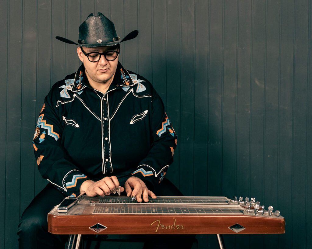 Emir Trerè suona la steel guitar